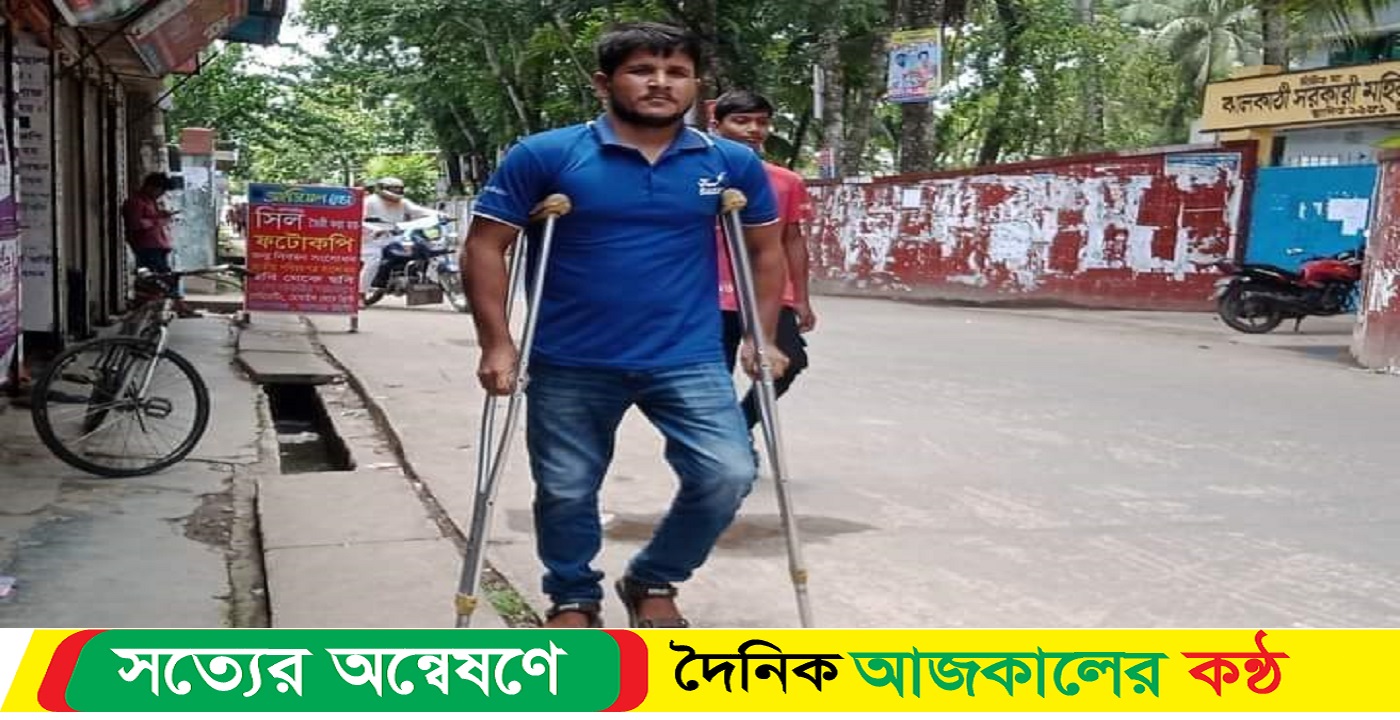 ঝালকাঠিতে প্রতিবন্ধী বাবু’র ট্রলার চুরি একমাত্র অবলম্বন হারিয়ে নিঃস্ব