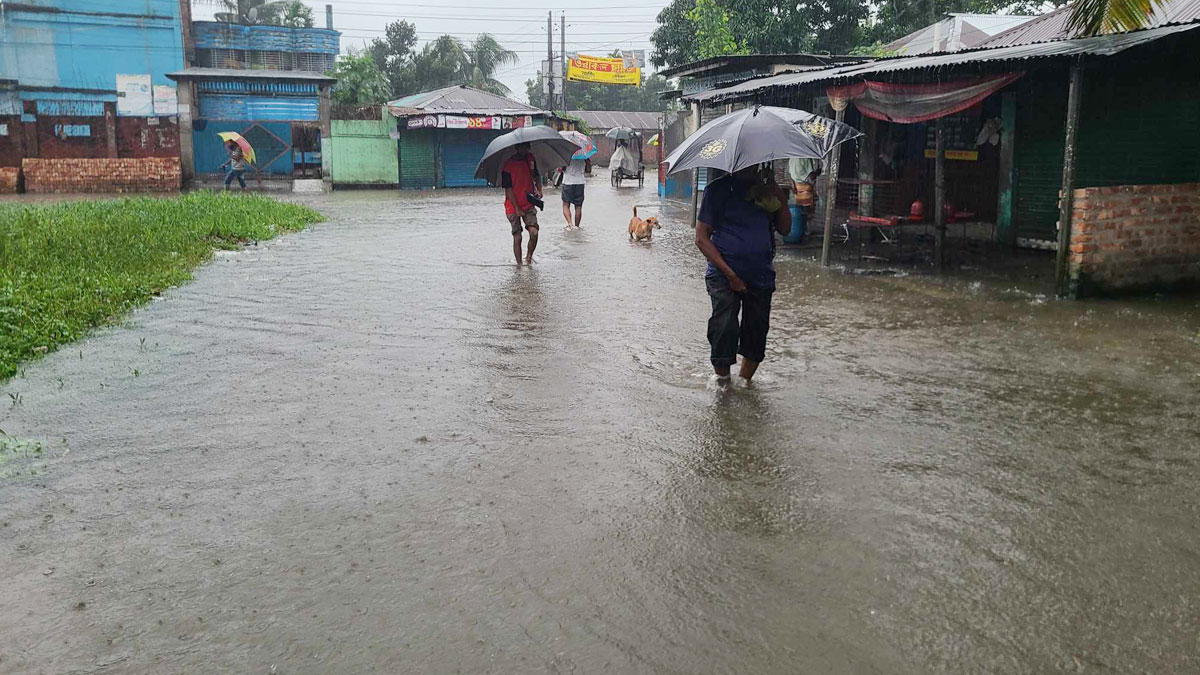 আশ্বিনের ঝুম বৃষ্টিতে অপ্রস্তুত জনজীবন