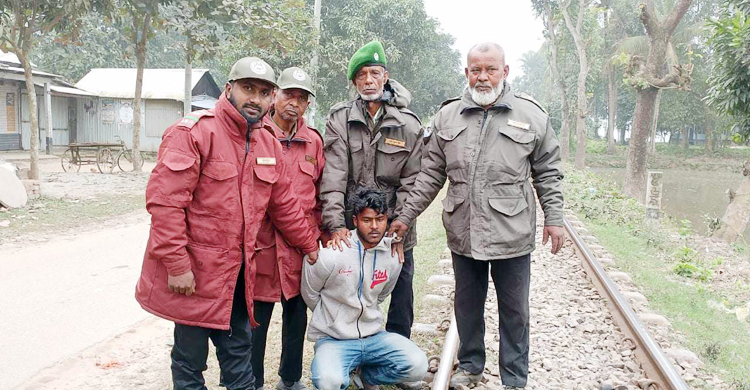 ময়মনসিংহে রেললাইনের ক্লিপ খুলে নেওয়ার সময় যুবক আটক