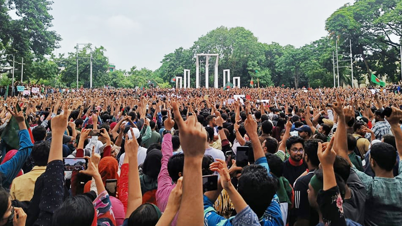 শহীদ মিনার থেকে এক দফা ঘোষণা শিক্ষার্থীদের