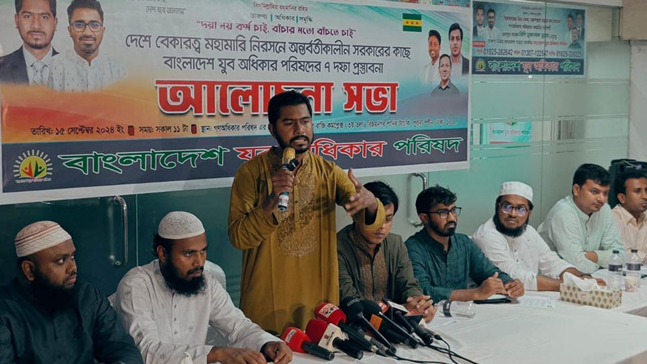 অন্তর্বর্তী সরকারকে জনগণের আস্থা অর্জন করতে হবে : নুর