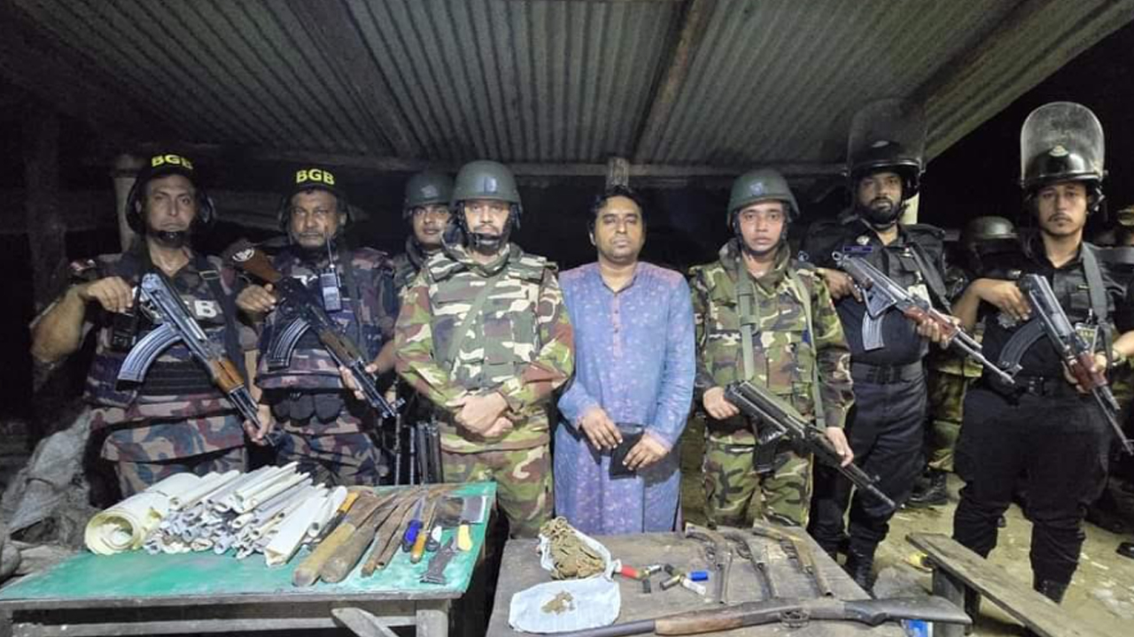 কক্সবাজারে যৌথ বাহিনীর অভিযানে বিপুল পরিমাণ অস্ত্র উদ্ধার