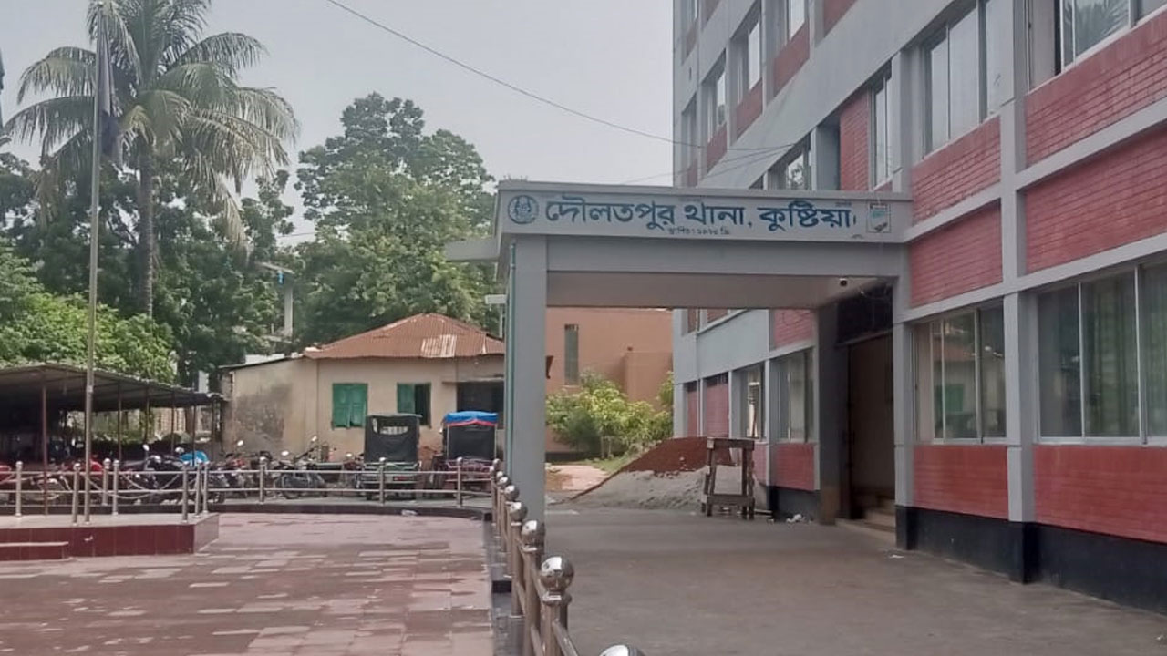 কুষ্টিয়ায় অস্ত্রের মুখে জিম্মি করে গৃহবধূকে ধর্ষণ-ডাকাতি, গ্রেপ্তার ৩