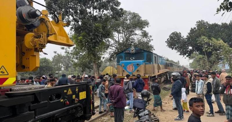 উদ্ধার কাজ চলছে, বন্ধ ঢাকা-ময়মনসিংহ ট্রেন চলাচল