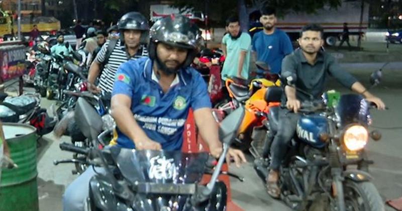 বেশিরভাগ পাম্পে উপচে পড়া ভিড়, মিলছে না তেল!