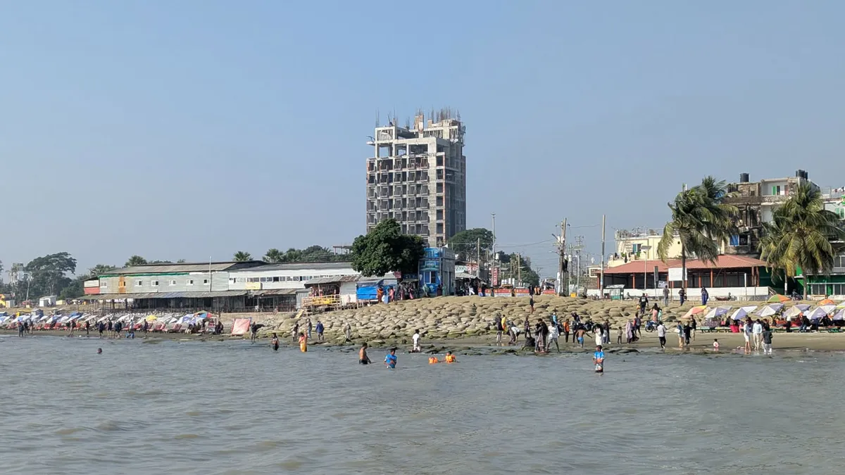 ঈদের ছুটিতে লাখো পর্যটকের অপেক্ষায় কুয়াকাটা