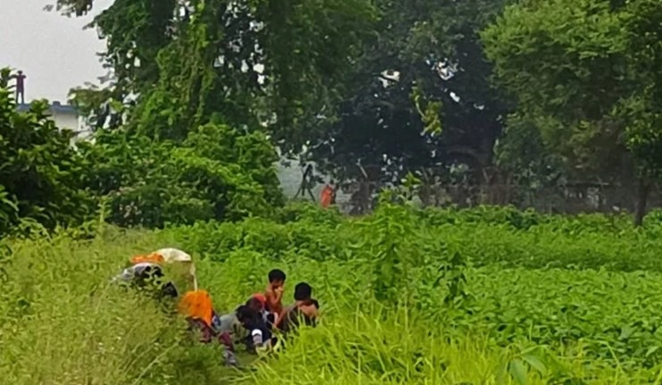 তিনদিন ধরে কুষ্টিয়া সীমান্তের শূন্যরেখায় ১২ জন
