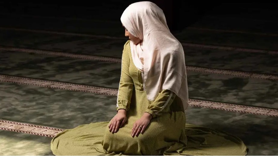 গর্ভবতী নারী বসে নামাজ আদায় করতে পারবেন?
